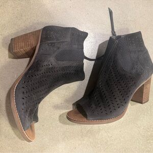 🍄 Toms Gray open toe Ankle Boots